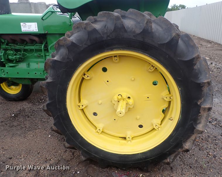 image for item DS7172 1971 John Deere 2520  tractor