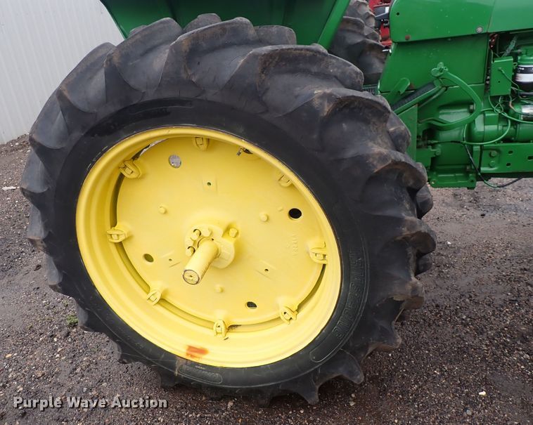image for item DS7172 1971 John Deere 2520  tractor