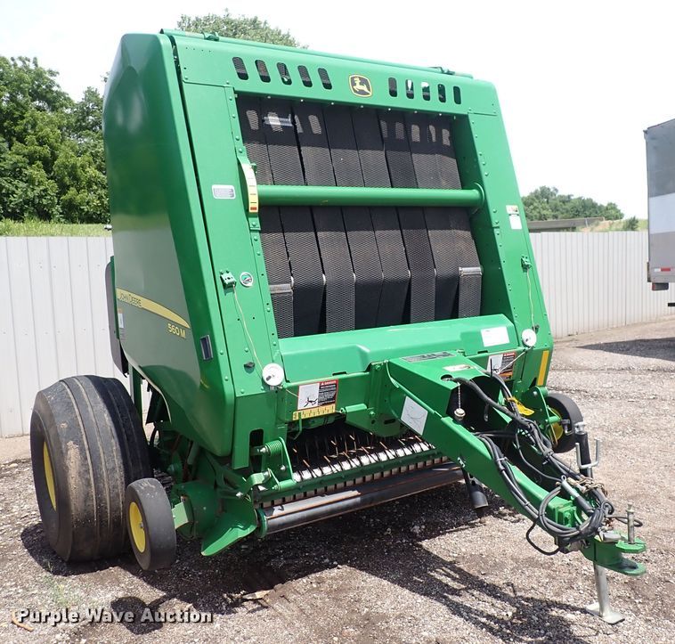 image for item DS7181 John Deere 560M round baler