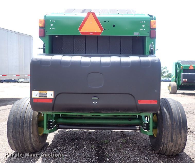 image for item DS7181 John Deere 560M round baler