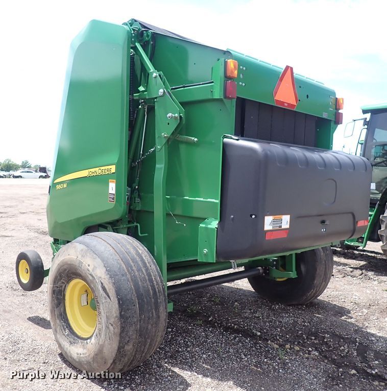 image for item DS7181 John Deere 560M round baler