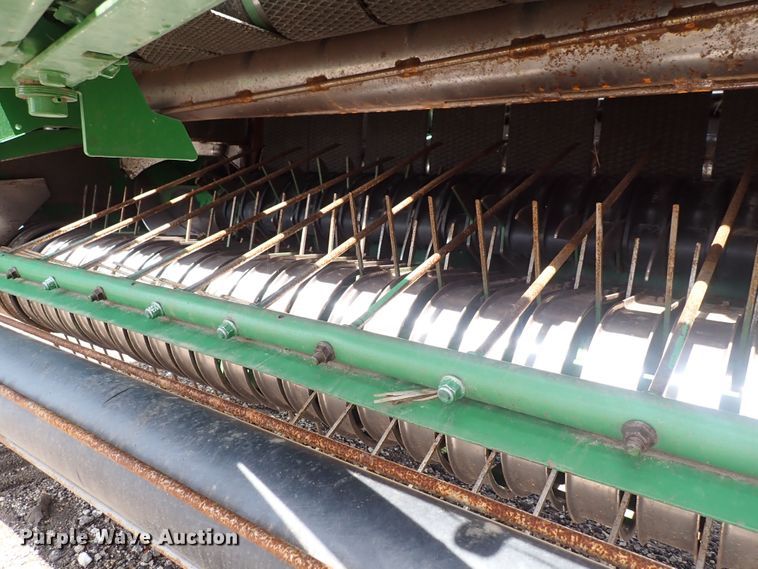 image for item DS7181 John Deere 560M round baler