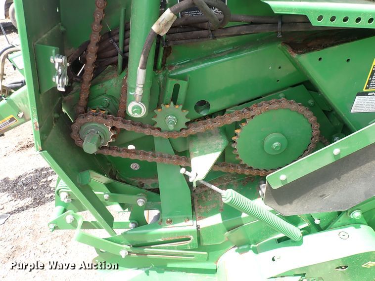 image for item DS7181 John Deere 560M round baler