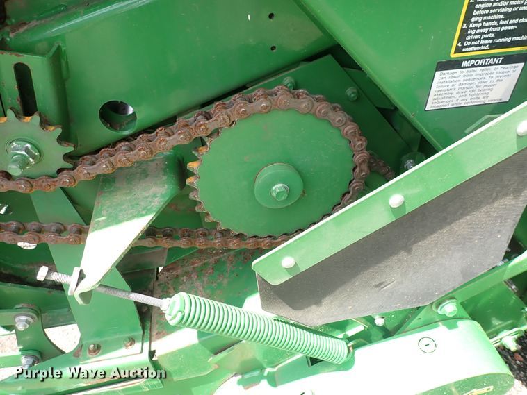 image for item DS7181 John Deere 560M round baler