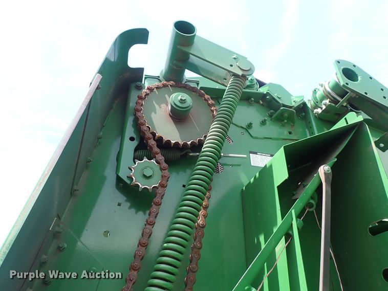 image for item DS7181 John Deere 560M round baler