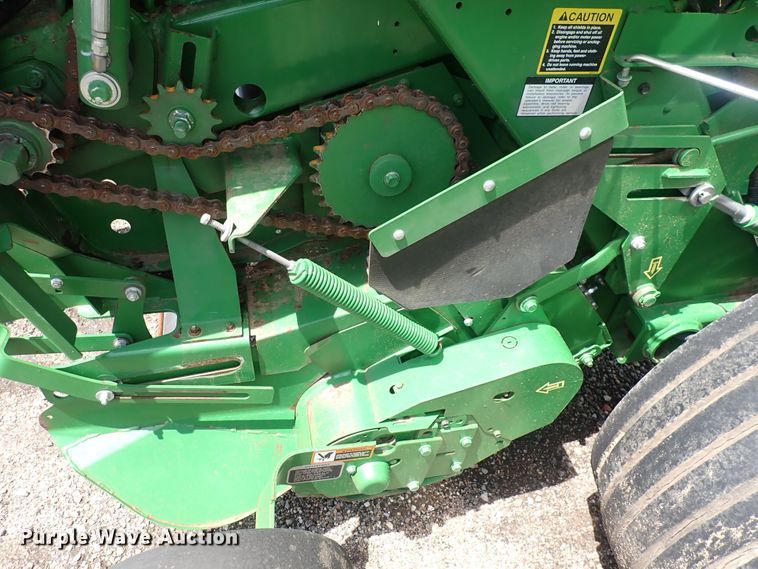 image for item DS7181 John Deere 560M round baler