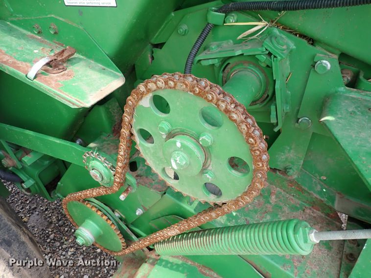 image for item DS7181 John Deere 560M round baler