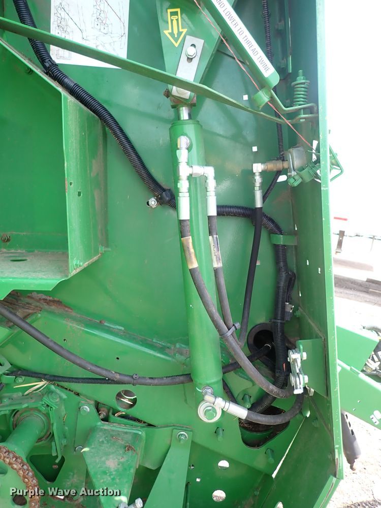 image for item DS7181 John Deere 560M round baler