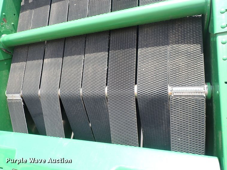 image for item DS7181 John Deere 560M round baler