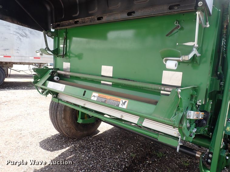 image for item DS7181 John Deere 560M round baler