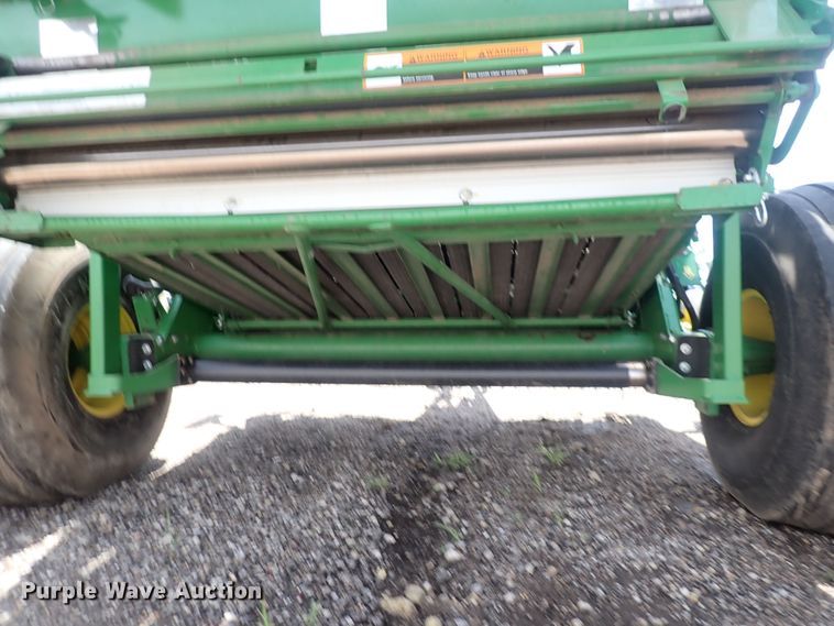 image for item DS7181 John Deere 560M round baler