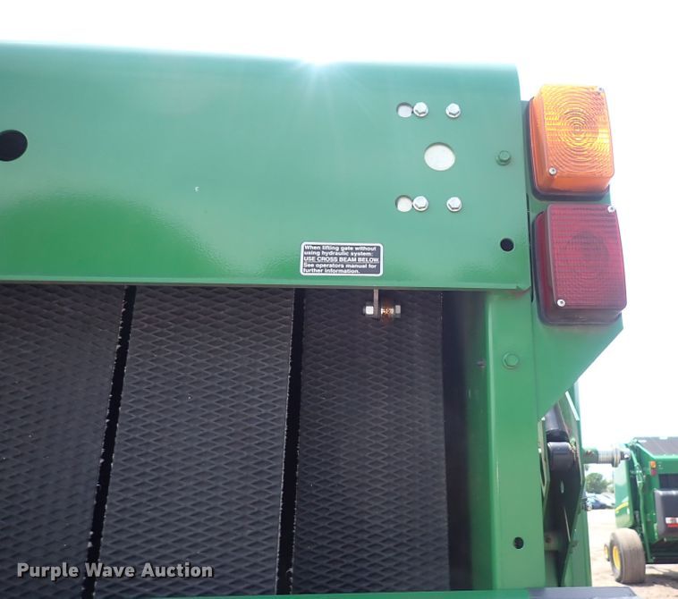 image for item DS7181 John Deere 560M round baler