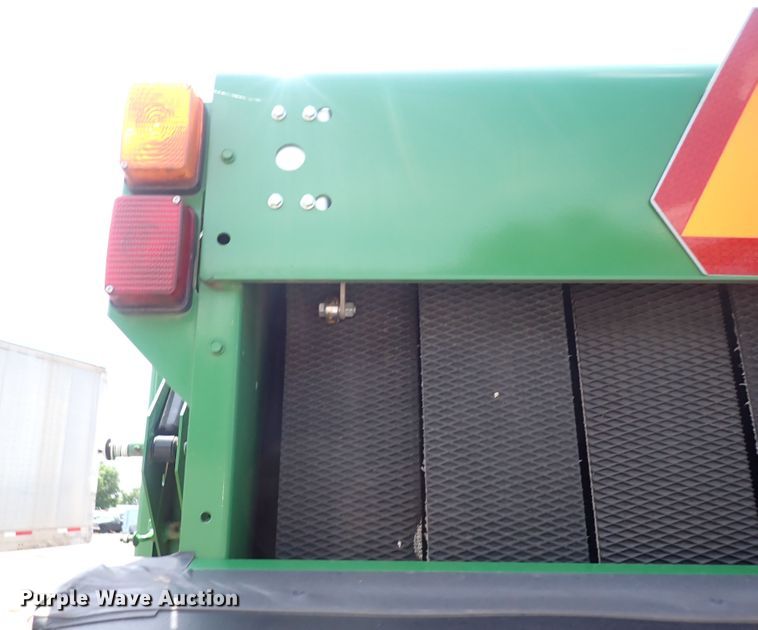 image for item DS7181 John Deere 560M round baler