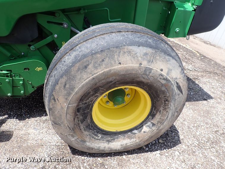 image for item DS7181 John Deere 560M round baler