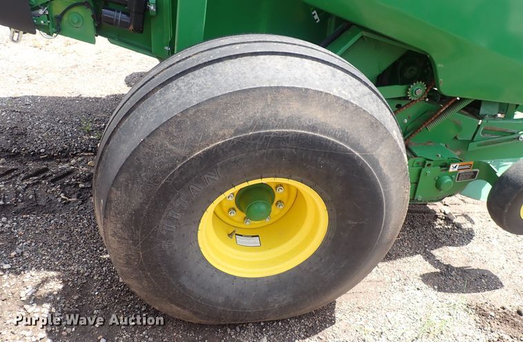 image for item DS7181 John Deere 560M round baler