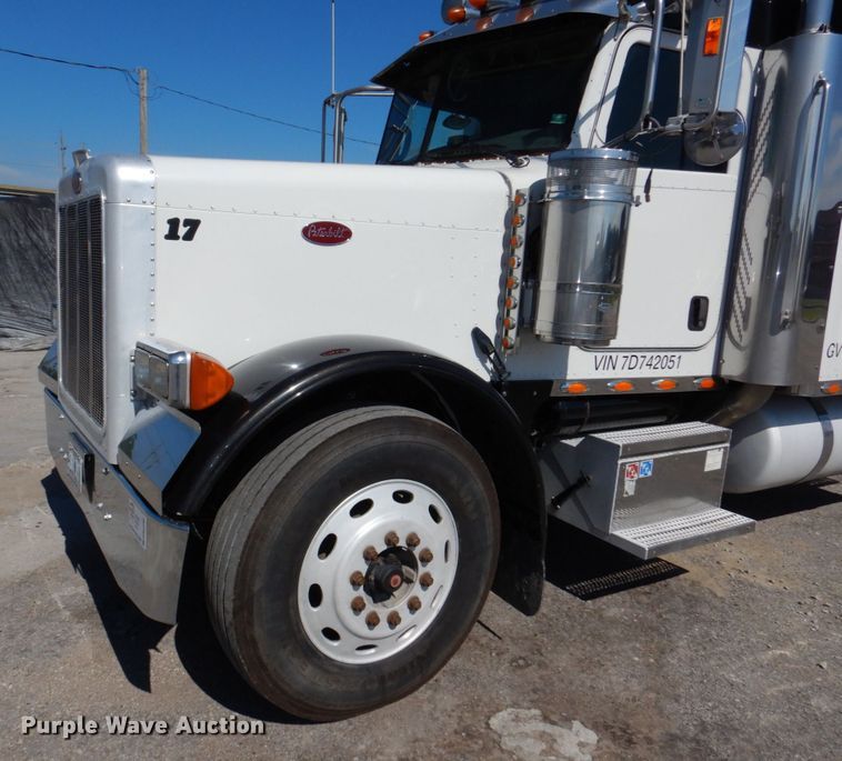 image for item DM2282 2007 Peterbilt 379  semi truck