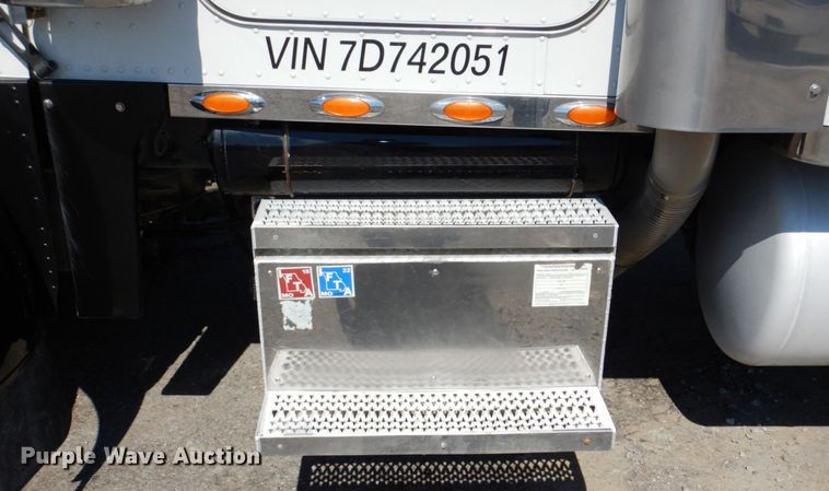image for item DM2282 2007 Peterbilt 379  semi truck