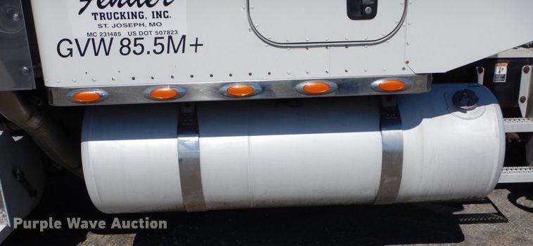 image for item DM2282 2007 Peterbilt 379  semi truck