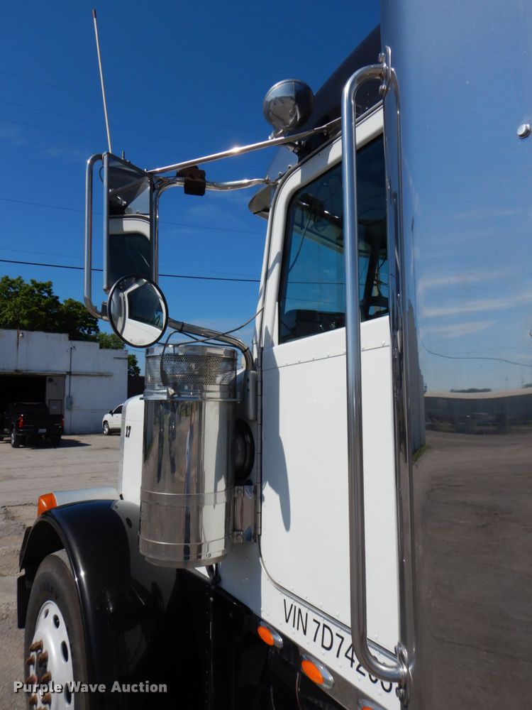 image for item DM2282 2007 Peterbilt 379  semi truck