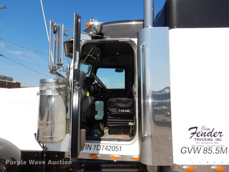 image for item DM2282 2007 Peterbilt 379  semi truck