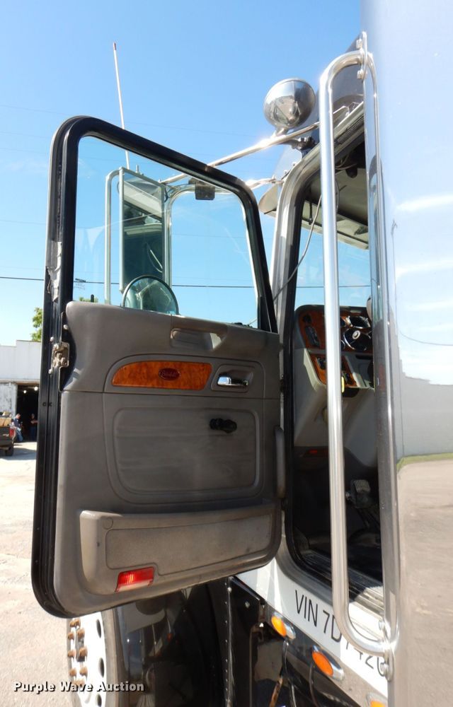 image for item DM2282 2007 Peterbilt 379  semi truck