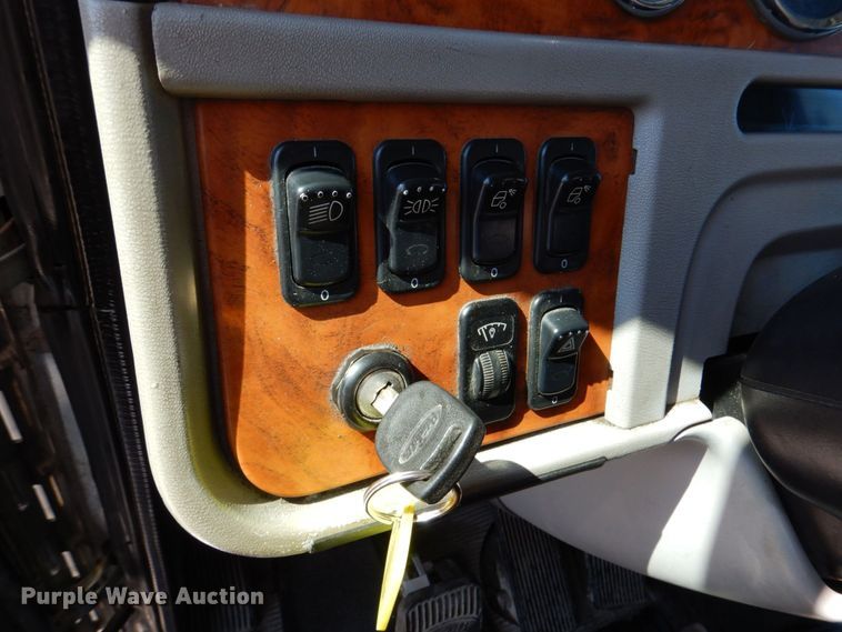 image for item DM2282 2007 Peterbilt 379  semi truck