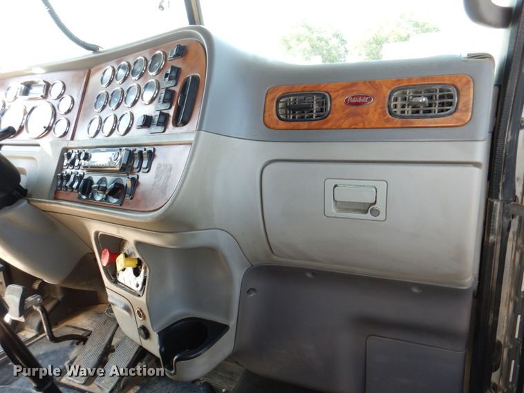 image for item DM2282 2007 Peterbilt 379  semi truck