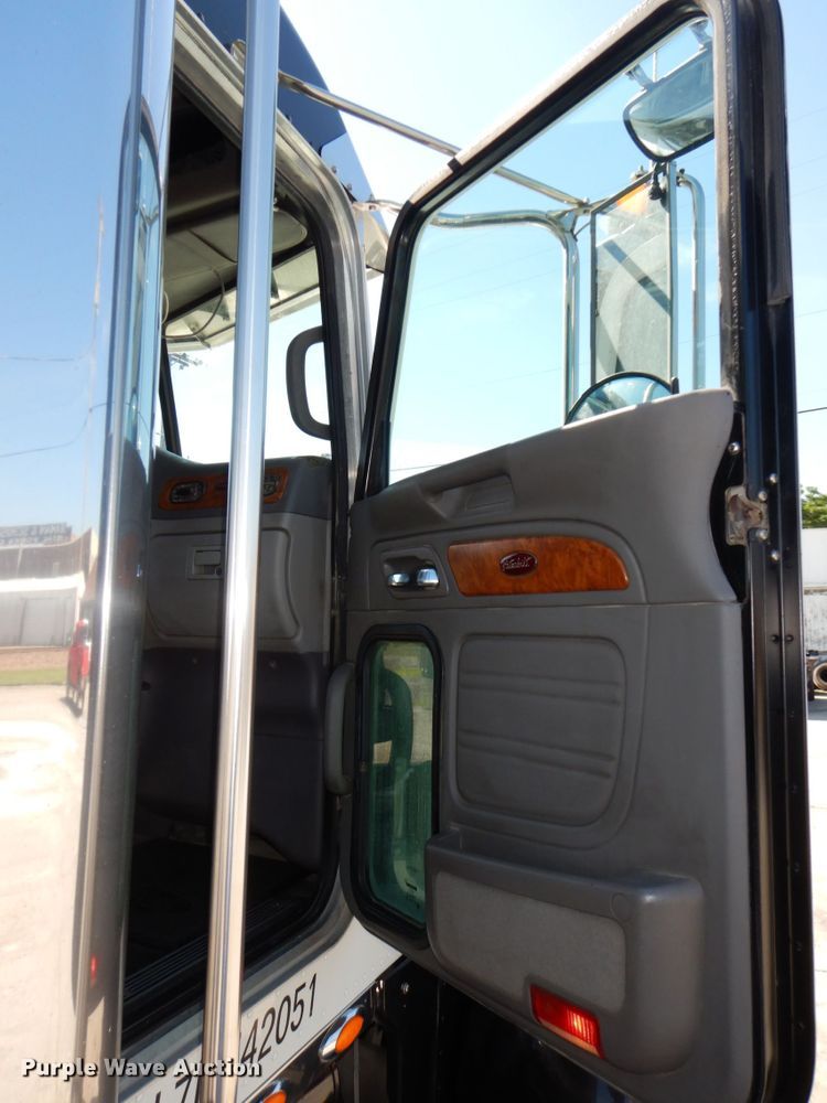 image for item DM2282 2007 Peterbilt 379  semi truck