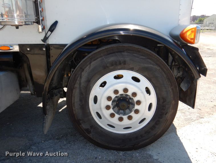 image for item DM2282 2007 Peterbilt 379  semi truck