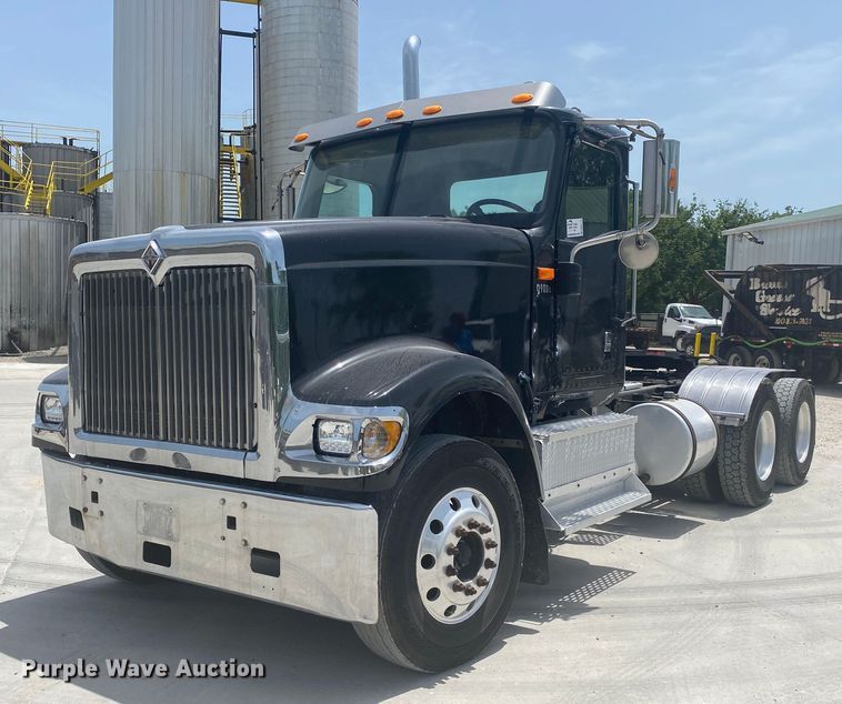 image for item DM4173 2003 International 9900i  semi truck