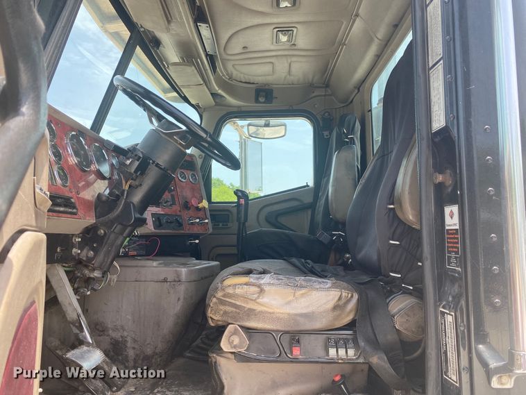 image for item DM4173 2003 International 9900i  semi truck