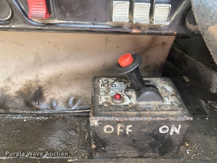 image for item DM4173 2003 International 9900i  semi truck