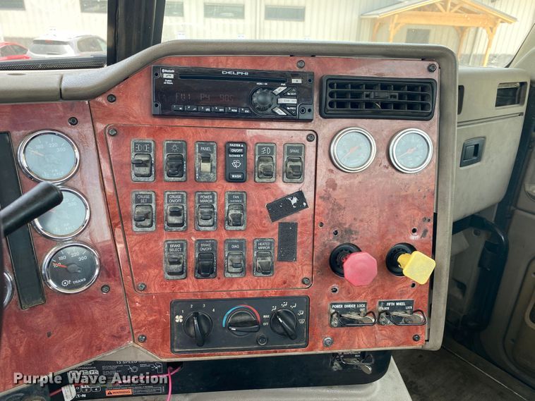 image for item DM4173 2003 International 9900i  semi truck