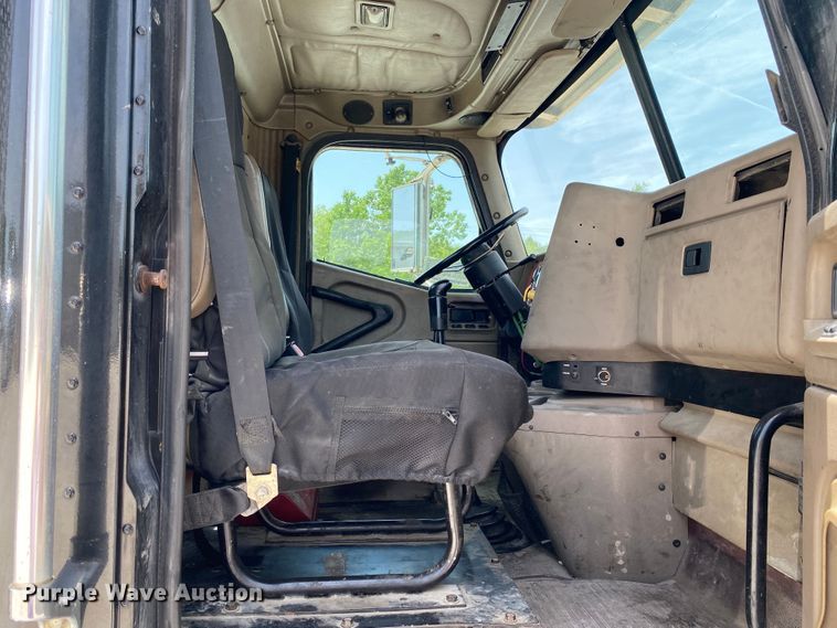 image for item DM4173 2003 International 9900i  semi truck