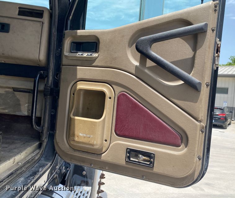 image for item DM4173 2003 International 9900i  semi truck