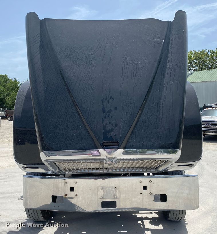 image for item DM4173 2003 International 9900i  semi truck