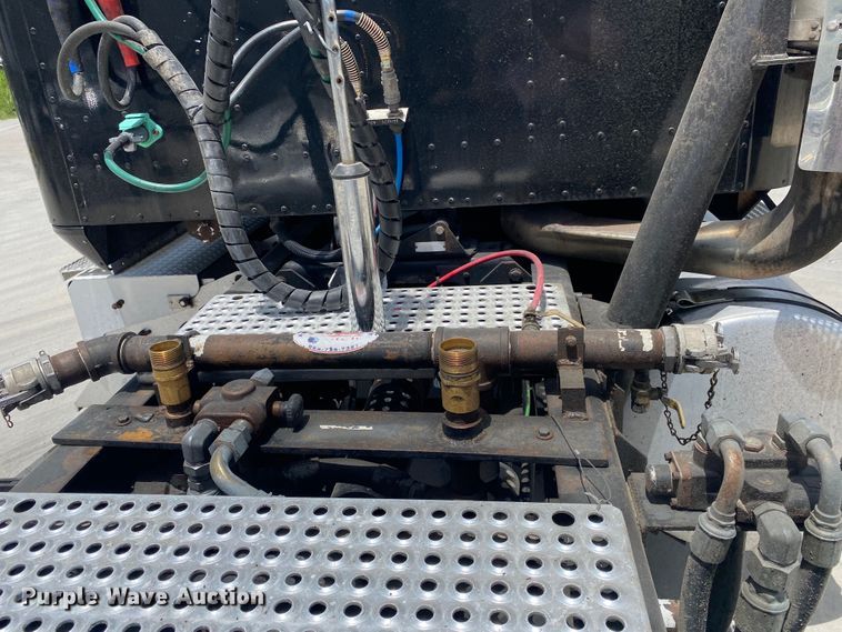 image for item DM4173 2003 International 9900i  semi truck