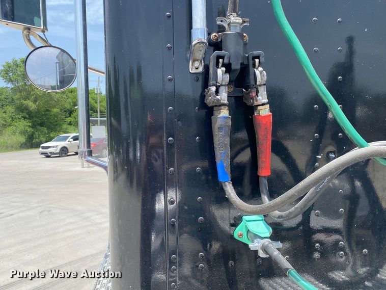 image for item DM4173 2003 International 9900i  semi truck