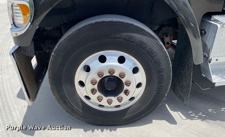 image for item DM4173 2003 International 9900i  semi truck