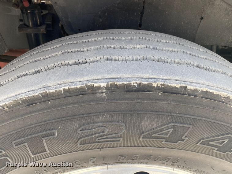 image for item DM4173 2003 International 9900i  semi truck