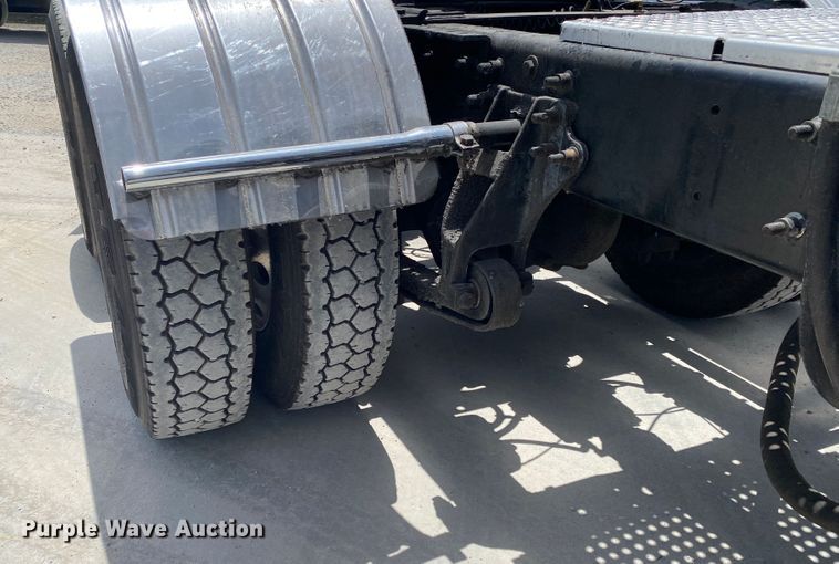 image for item DM4173 2003 International 9900i  semi truck