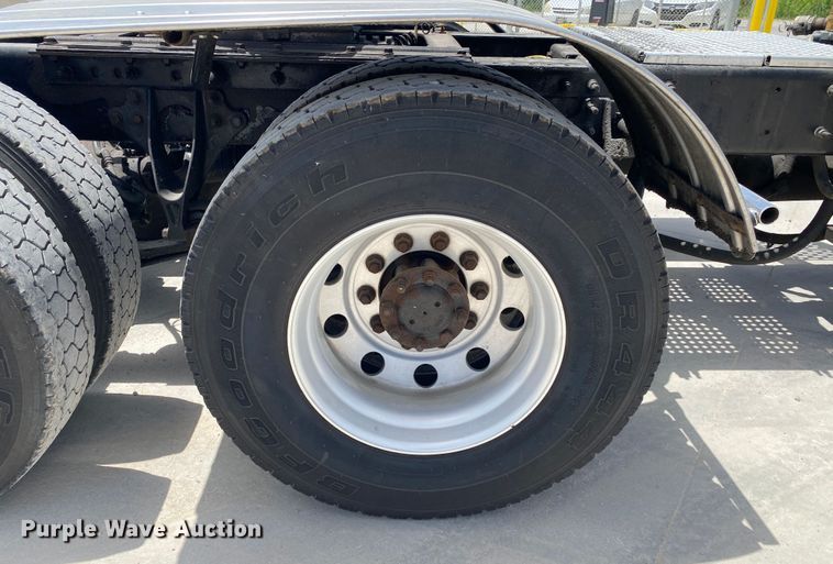 image for item DM4173 2003 International 9900i  semi truck