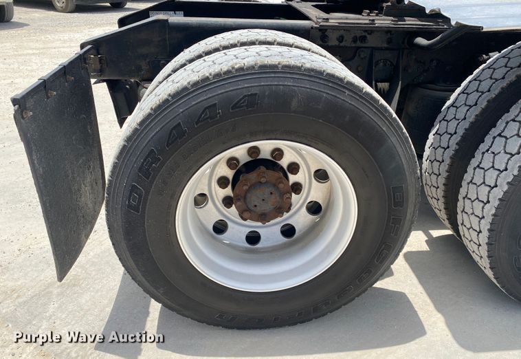 image for item DM4173 2003 International 9900i  semi truck