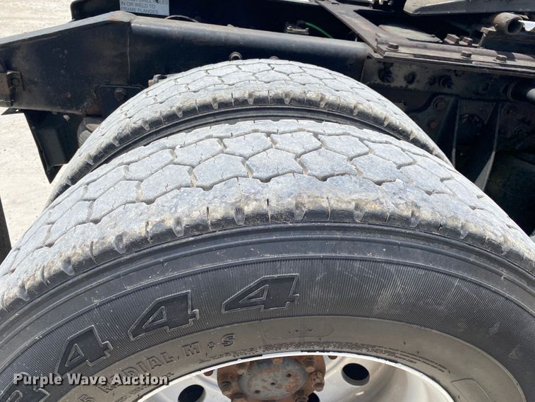 image for item DM4173 2003 International 9900i  semi truck