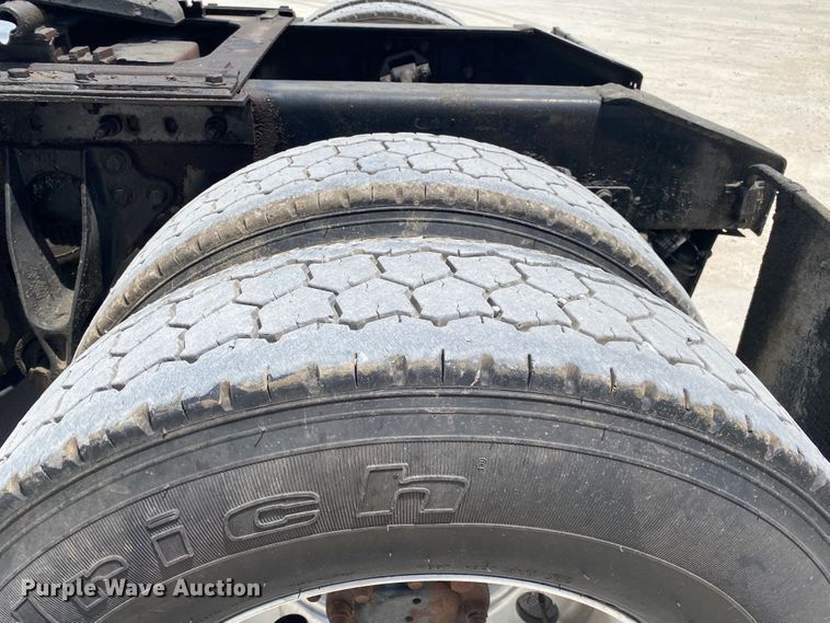 image for item DM4173 2003 International 9900i  semi truck