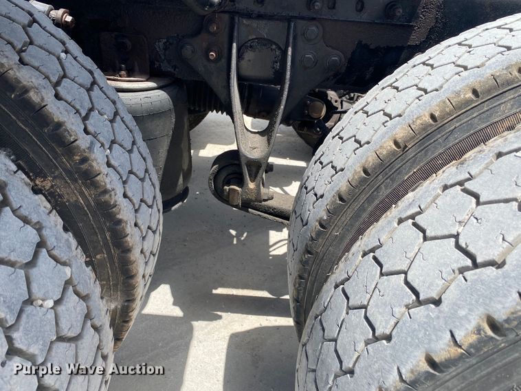 image for item DM4173 2003 International 9900i  semi truck