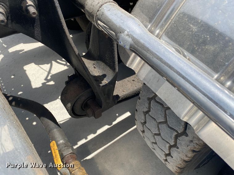 image for item DM4173 2003 International 9900i  semi truck