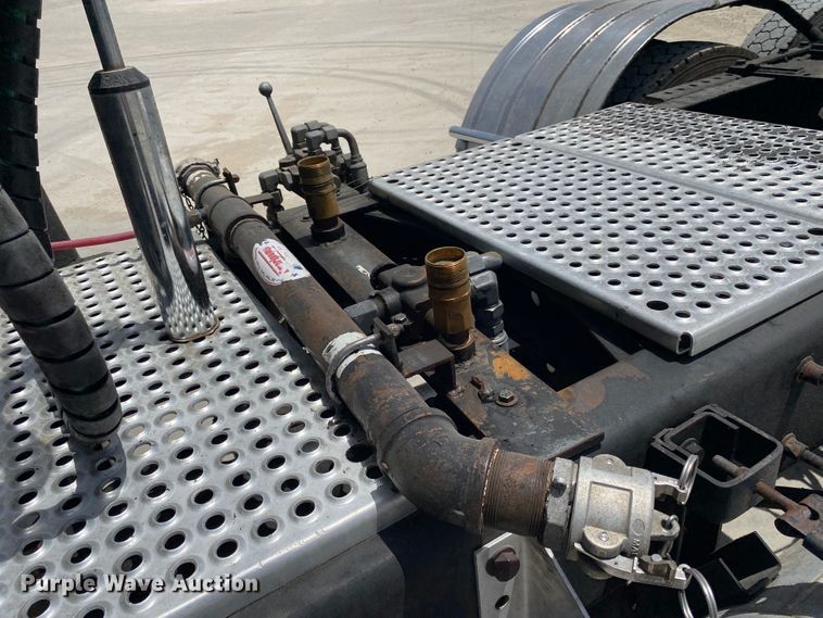 image for item DM4173 2003 International 9900i  semi truck