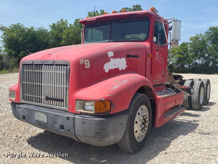 image for item DM4178 1993 International 9400  semi truck