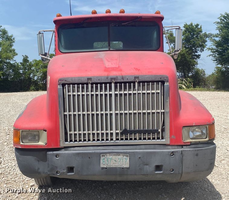 image for item DM4178 1993 International 9400  semi truck